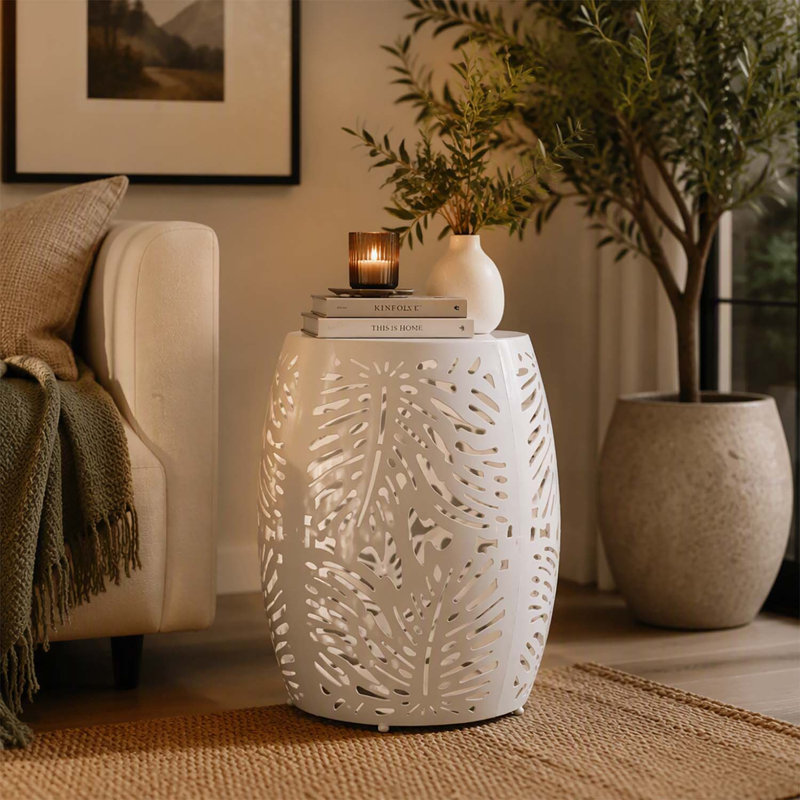 Table d'appoint moderne en métal avec un design élégant en fer découpé et un cadre durable à revêtement en poudre, parfaite pour les espaces minimalistes chics.