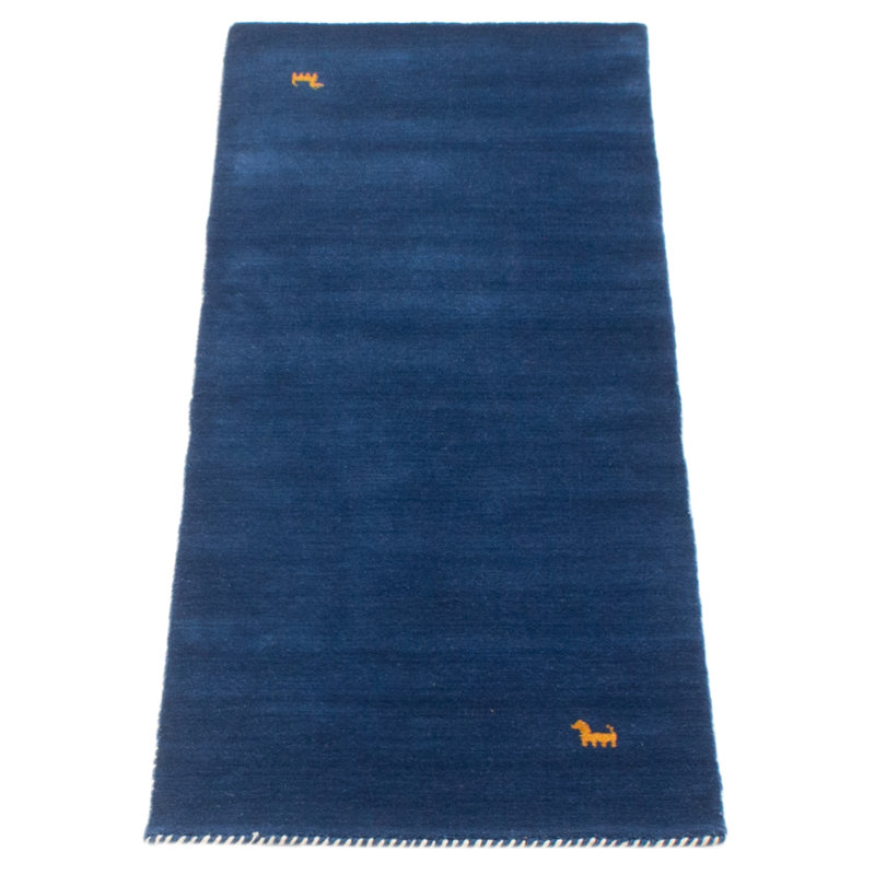 Les tapis Gabbeh sont fabriqués à la main avec des poils très hauts et des motifs très simples et stylisés.