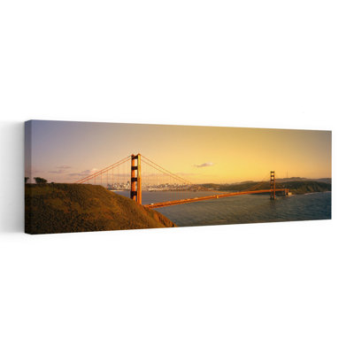 Vue en plongée d'un pont suspendu de l'autre côté de la mer, Golden Gate Bridge, San Francisco, Californie, États-Unis