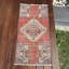 Tapis Oushak rétro rouge avec frange adapté aux vestibules élégants et tapis de porte pour une petite taille douillette