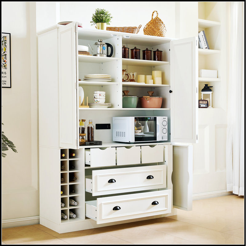 Avec assemblage vidéo Grand garde-manger de style campagne, H 71 po avec 4 portes pliables, prise de courant, tablettes, supports à vin et plateaux de service