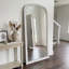 Miroir pleine grandeur perlé en bois blanc arqué