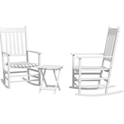 Ensemble de 2 fauteuils à bascule d'extérieur avec table d'appoint blanche. Chaises de patio en bois, dossier haut et confortable, idéales pour l'extérieur. Parfait pour le jardin, le balcon ou la véranda. Supporte jusqu'à 160 kg. Table d'appoint blanche élégante et haute.