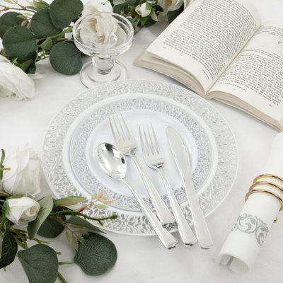 La vaisselle et les serviettes de table en plastique de 350 pièces comprennent: 50 assiettes à dîner, 50 assiettes à dessert, 50 serviettes, 50 tasses et 50 couverts en plastique