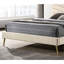 Tête de lit beige de style moderne Mid-Century avec pieds dorés et finition dorée-423840454