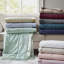 Couverture légère en duvet synthétique avec garniture en satin brun double / grand-119424593-119424599