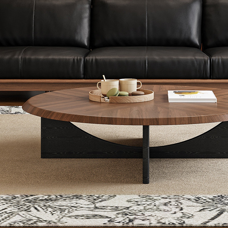 Table à thé en bois de style italien.