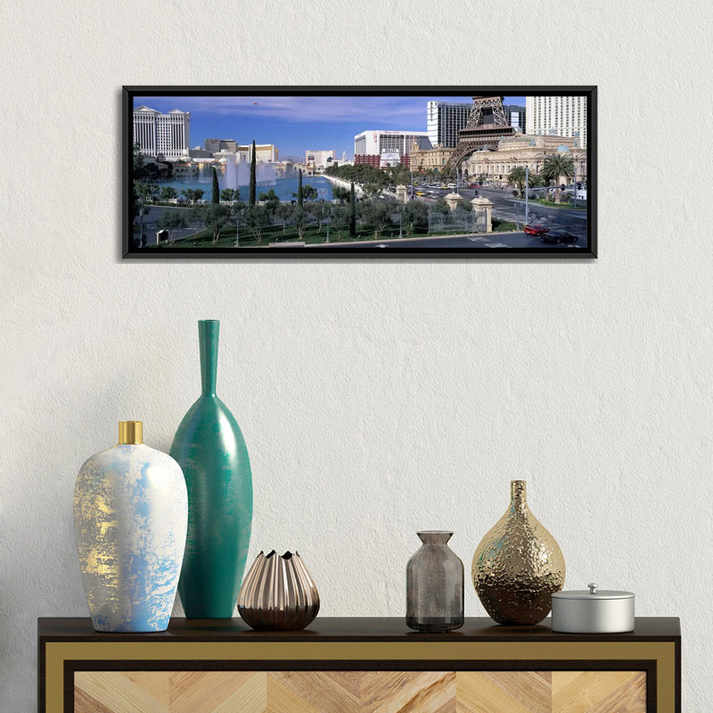 Reproduction de photo sur toile tendue, "the ball the strip" , las vegas, nevada, H 24 po x l 72 po x P 1,5 po, Cadre noir