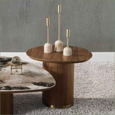 Table basse à finition noyer avec base piédestal, peu encombrante pour une salle à manger intime Salon