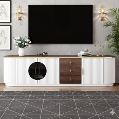 Un meuble télé minimaliste moderne de 70,8 pouces pour les téléviseurs jusqu'à 80 pouces, un centre de divertissement avec trois tiroirs, une tablette, des poignées en métal et deux armoires pour le salon.
