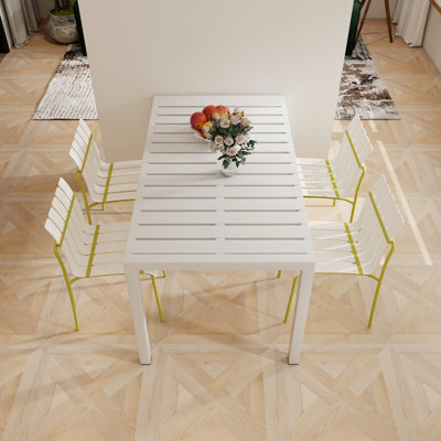 Ensemble de 4 chaises à blocs de couleur modernes à rayures, siège en PP imperméable et métal pour l'extérieur, blanc crème et jaune grain avec pattes robustes