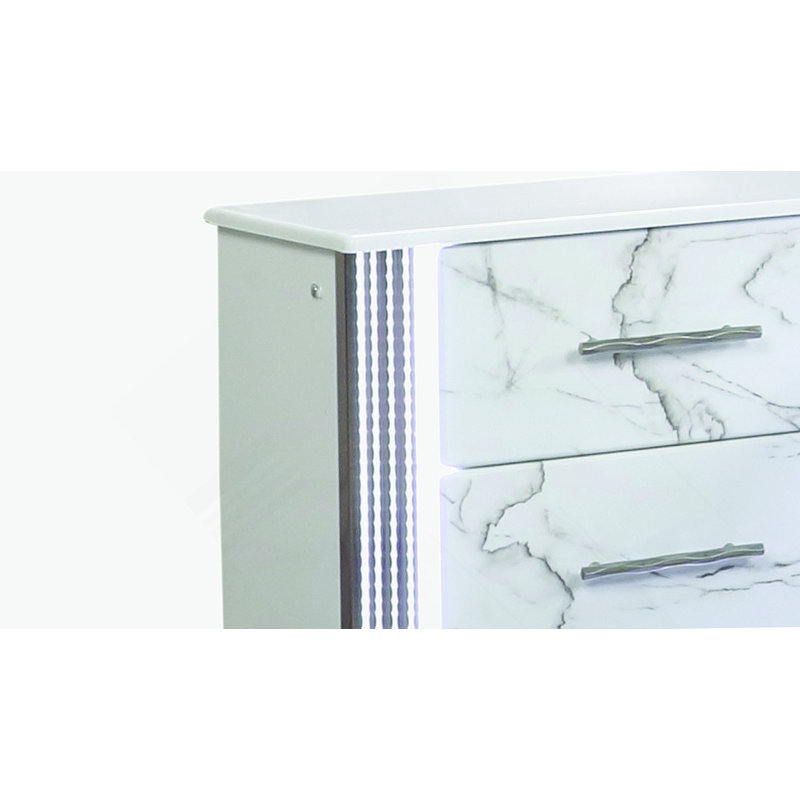 Table de chevet Desire avec façades de tiroirs d'inspiration marbre, éclairage latéral à DEL et garniture métallique pour un rangement de chevet glamour et pratique dans les chambres contemporaines