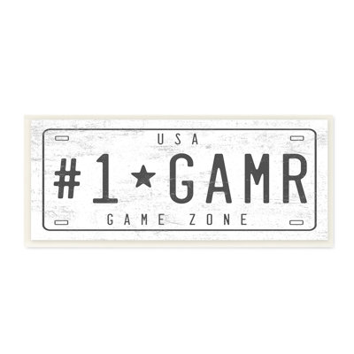 «Number One Gamer Vintage Car Plate», art texturé sur estampe numérique par Daphne Polselli
