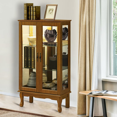 Spacieuse vitrine en chêne avec tablettes en verre trempé et miroir