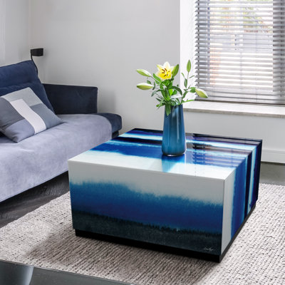 "Blue Run Off I" par Grace Popp, table de cocktail en verre imprimé biseauté avec base noire