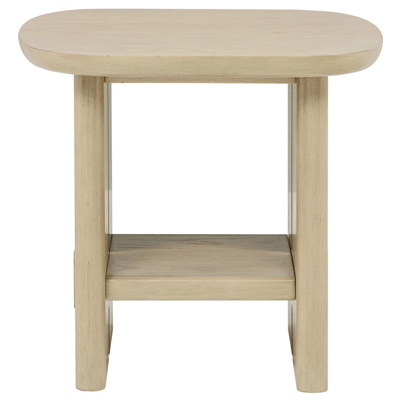 Table d'appoint carrée Kimpton en chêne beige, style côtier, avec tablette, plateau carré arrondi, pattes divisées, idéale pour un salon de style côtier.