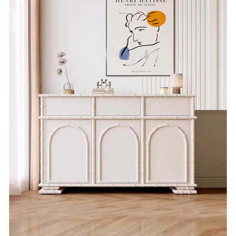 Armoire à chaussures de couleur crème avec des accents de bambou