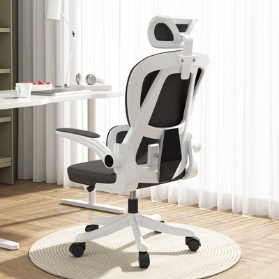 Chaise de bureau ergonomique à dossier haut en maille, appui-tête réglable, accoudoirs rabattables, chaise de jeu à roulettes pour la maison ou le travail, noir et blanc.