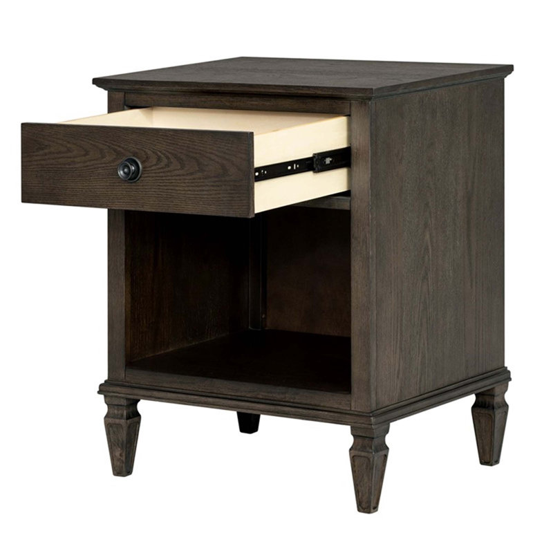 Table de chevet en chêne brun vieilli d'inspiration française avec tablette ouverte et tiroir, parfaite pour le rangement élégant de la chambre à coucher