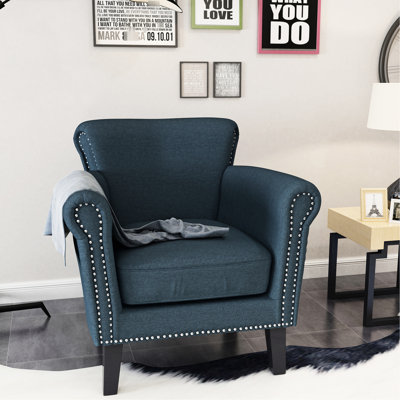 Fauteuil club bleu marine avec tissu fin et pieds en bois de bouleau
