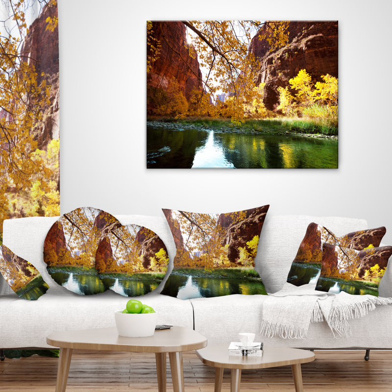 Coussin Schafer Landscape Lake in Yosemite Mountains, 18 po x 18 po, Coussin décoratif