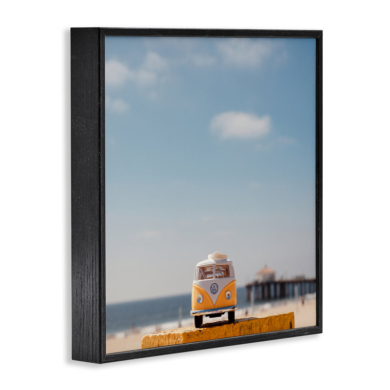 «Vintage Car Model at Beach», estampe numérique, design par Ashley Singleton, Giclée encadrée noir minuit, H 12 po x l 12 po