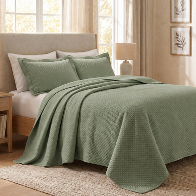 Superior Solitaire Waffled Matelassé Bedspread Set with Shams