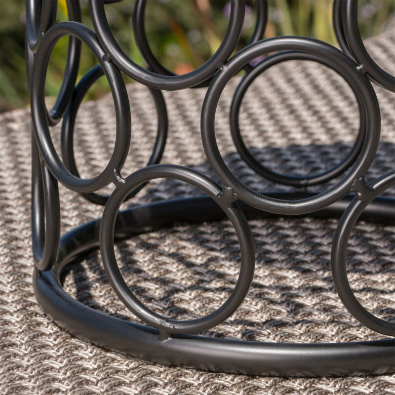 Table d'appoint charmante avec attrait polyvalent et savoir-faire exquis