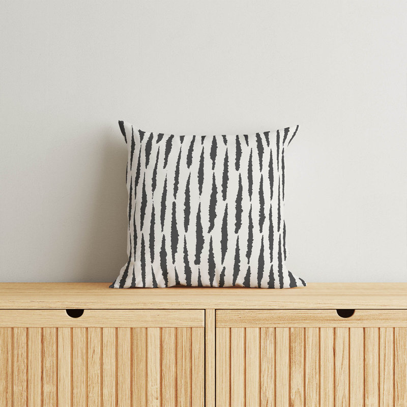 Coussin Scar, H 18 po x l 18 po, Ivoire / rayures gris anthracite