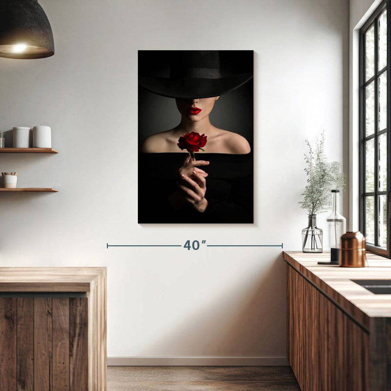 Femme en noir, H 39 po x l 26 po