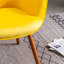 Chaise d'appoint à dossier en velours jaune avec pieds en bois massif et assise confortable