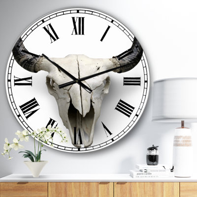 Horloge murale sur fond blanc