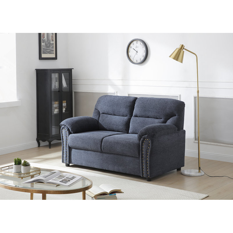 Causeuse au design réfléchi, avec garniture cloutée appliquée à la main et caractéristiques de confort pour un espace de vie confortable