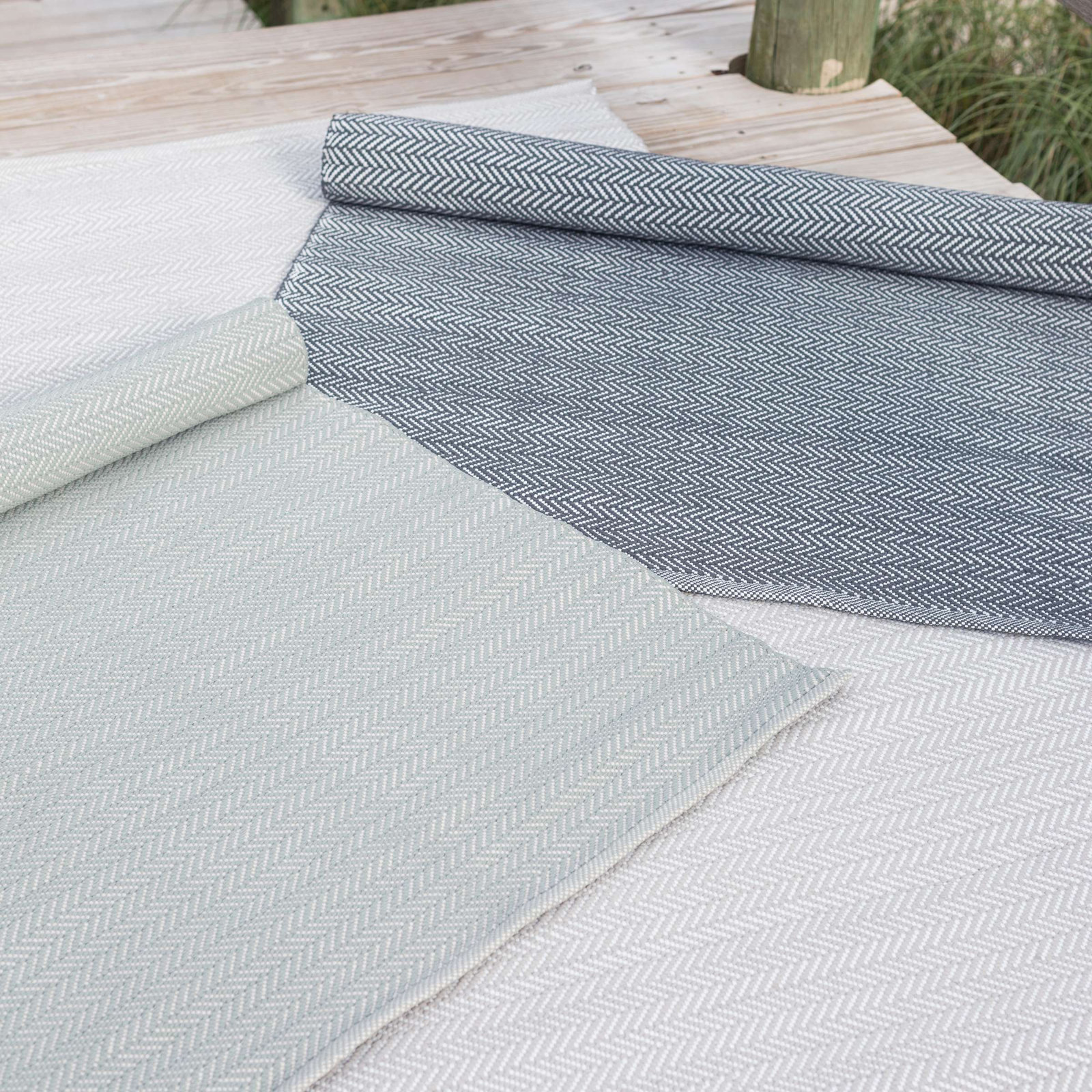 Herringbone Indigo/White Handwoven Indoor/Outdoor Rug, Rectangle 2' x 3'