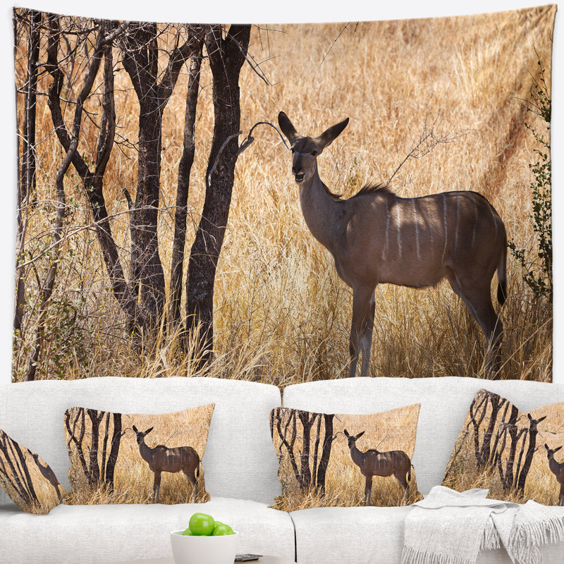 «Animal Grants» debout dans une tapisserie d'herbe, H 68 po x l 80 po