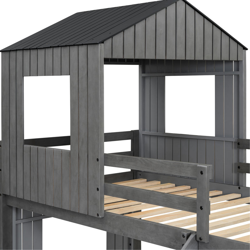 Lit mezzanine en bois avec cabane de jeu, simple au-dessus d'un lit double en gris antique, pratique, avec glissade et barrière de sécurité