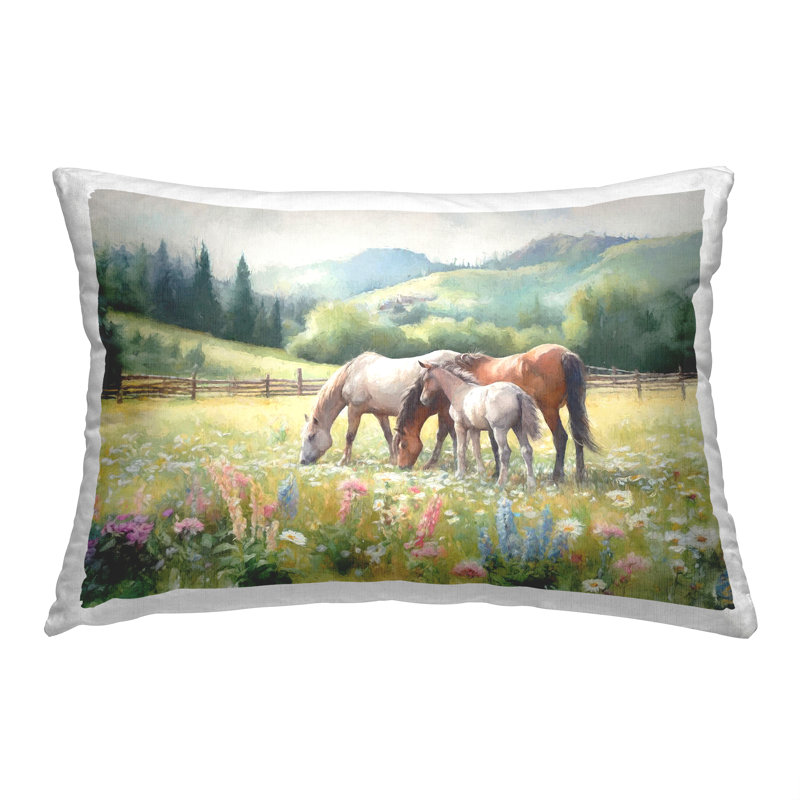 Coussin décoratif imprimé Chevaux et poulain dans la prairie par Ramona Murdock