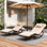 Ensemble de 3 chaises longues d'extérieur, méridienne de patio avec table pliante et appui-tête réglable, assemblage facile en 4 étapes, rotin en PE toutes saisons et structure en acier pour piscine, patio, porche, cour arrière (kaki)