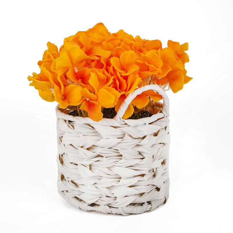 Bouquet d'hortensias dans un panier blanc, Jaune