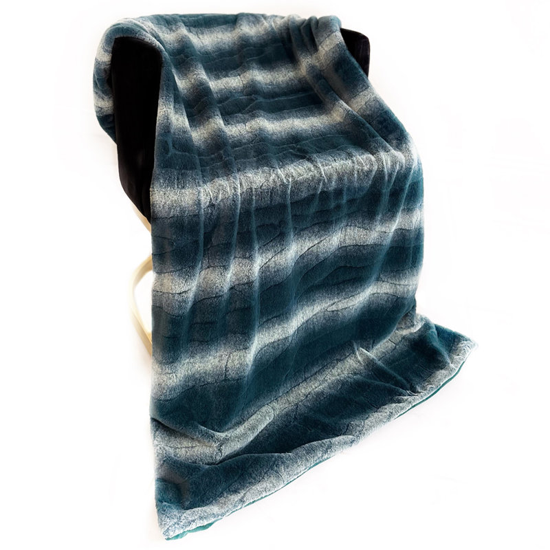 Couverture en fausse fourrure Furever, L 96 po x L 110 po, Vert