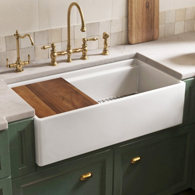 Évier de cuisine en argile réfractaire à cuve simple avec planche à découper en bois de noyer et grille en acier inoxydable Whitehaus