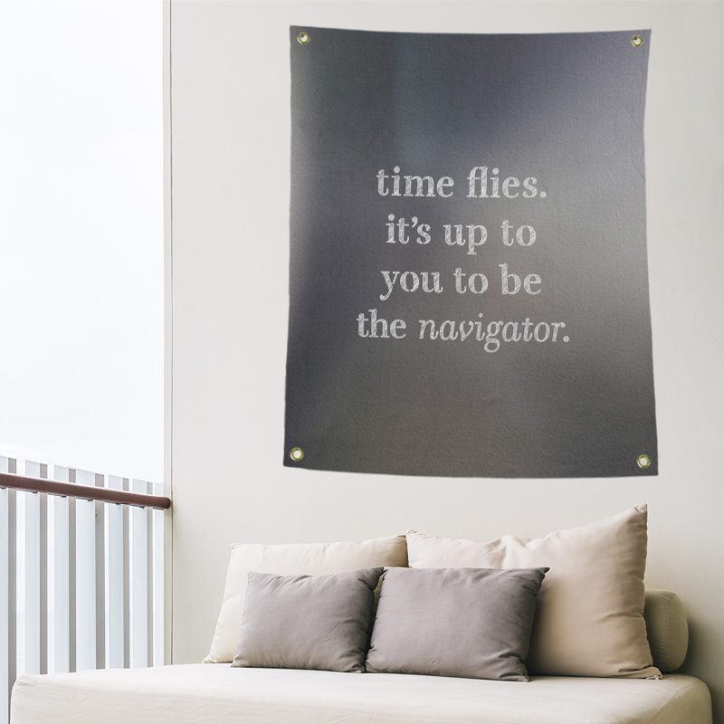 Tapisserie quote-quote time à l’écriture en polyester, H 36 po x l 26 po, Gris