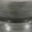 Table basse en fer martelé avec base en forme de sablier au fini argent poli, carré de 24,5 po