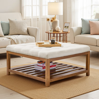 Grande table basse carrée avec repose-pieds intégré, capitonnée, de 88 cm (34,5 pouces), avec tablette de rangement en bois massif et revêtement en lin. Supporte jusqu'à 181 kg (400 lb). Couleur : blanc cassé.