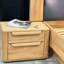 Ensemble de chambre à coucher 4 pièces en bois massif de style européen avec éclairage de tête de lit à DEL, 2 tables de chevet et commode-812740943