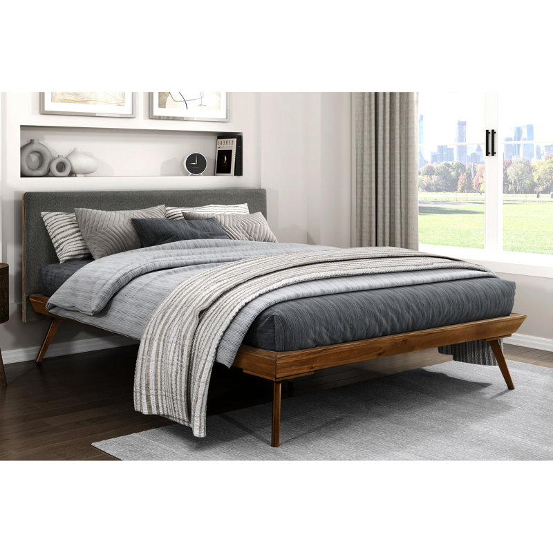 Grand lit plateforme à finition châtaignier avec revêtement texturé en tête de lit en mousse gris foncé, Grand lit