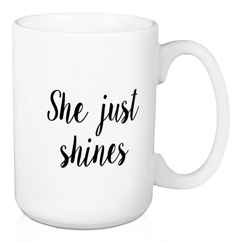 Elle vient à éclairer la tasse à café Dodds