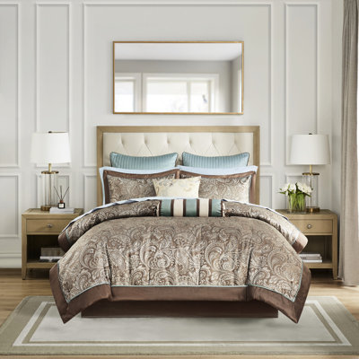 Literie 12 pièces bleu / brun avec draps en coton. Comprend un édredon, des taies décoratives, des oreillers et une jupe de lit. Magnifiques draps en bleu / brun. Contient Euro