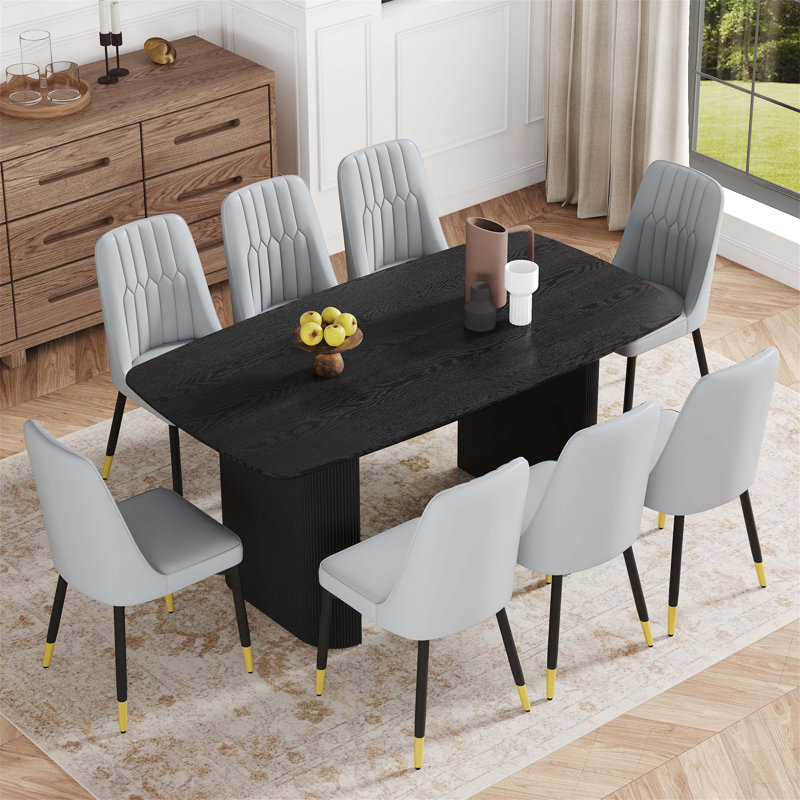 Spacieuse table de salle à manger 67 * 35,4 pouces en bois aggloméré noir à grain de bois avec 8 chaises rembourrées en polyuréthane gris clair, parfaite pour un décor moderne et luxueux.