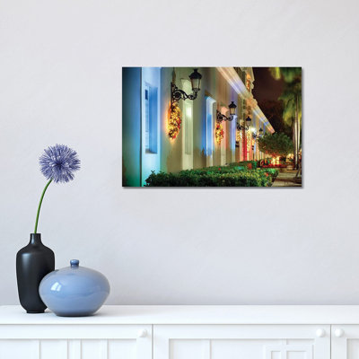 «La Princesa Building pendant Noël, San Juan, Porto Rico» par George Oze - photographie sur toile tendue